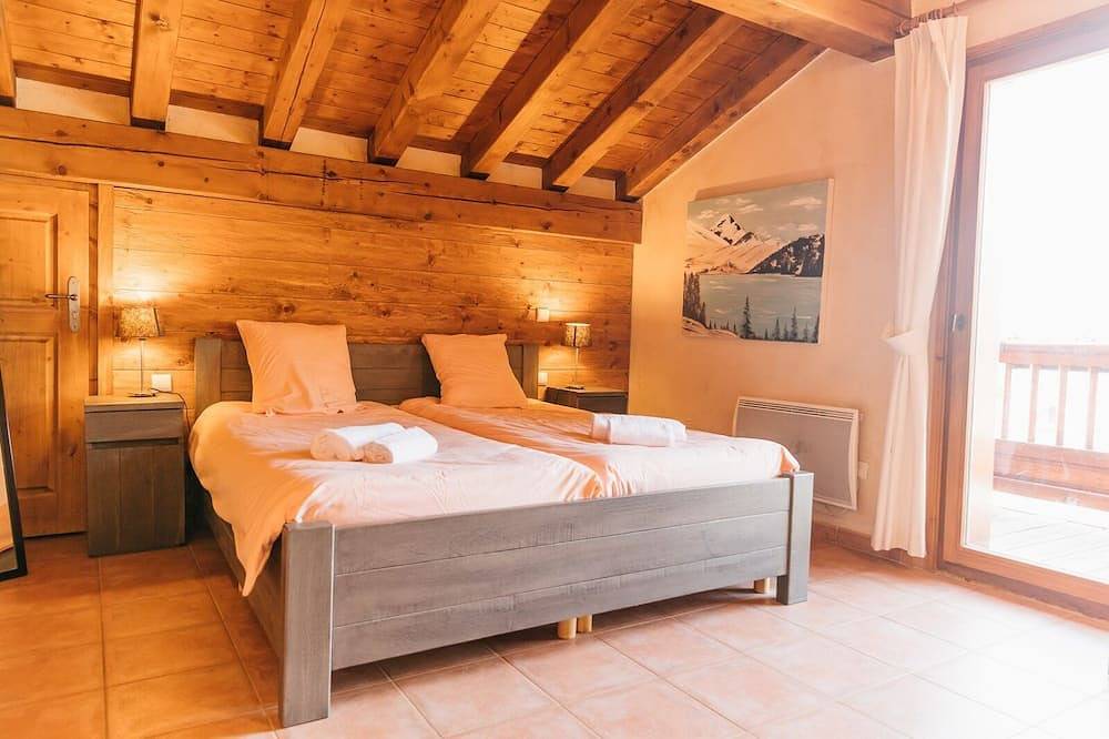Luxury chalets (10p) 5 bed- and 3 bathrooms. In center Saint François Longchamp with ski-in & out. in Saint-François-Longchamp, Le Grand Domaine
