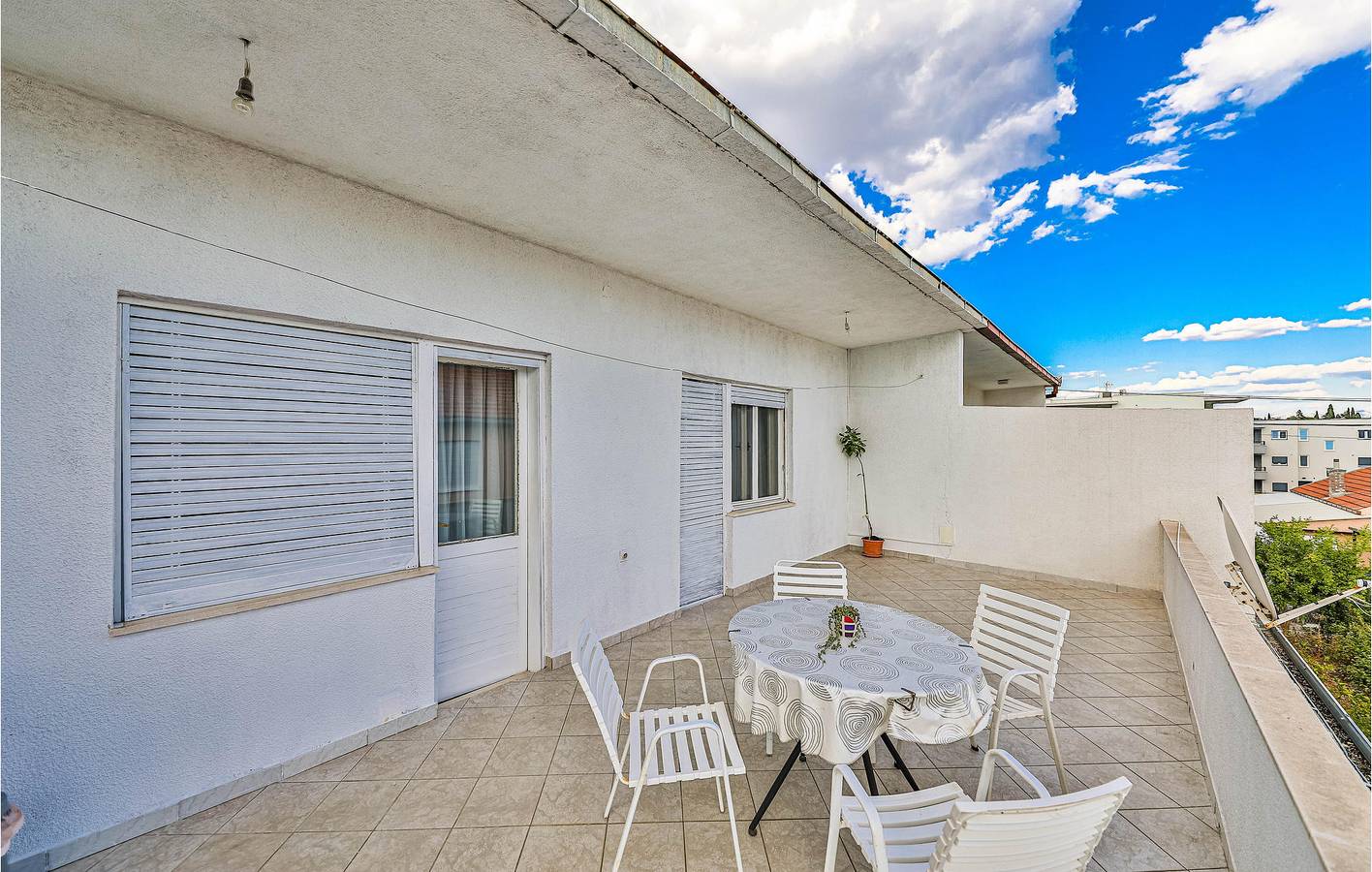Appartement de vacances entier, Appartement confortable de 2 chambres avec terrasse, Wi-Fi et parking près de la plage de Copacabana in Trogir, Split-Dalmatie
