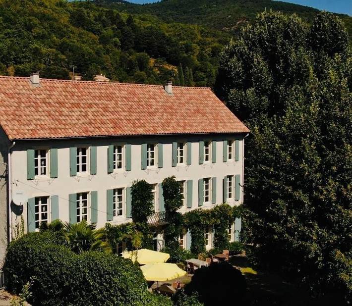 Chambre d’hôte pour 4 personnes, avec piscine ainsi que vue et jardin à Riols
