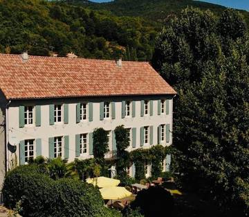 Location de vacances pour 4 personnes, avec jardin ainsi que vue et piscine à Riols