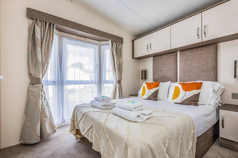 Charming Chalet at Lakeside Park - Pass the Keys in West Sussex