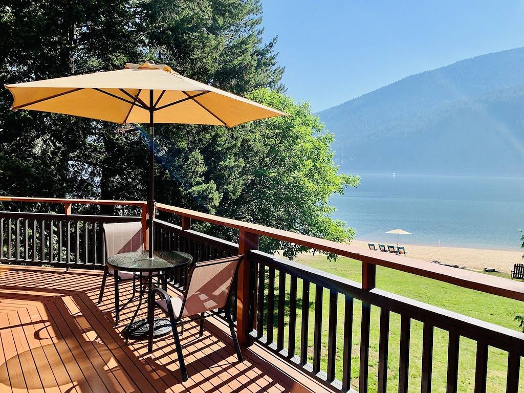 Nelson Beach Chalet 5 Bedroom Waterfront House in Whitewater Ski Resort