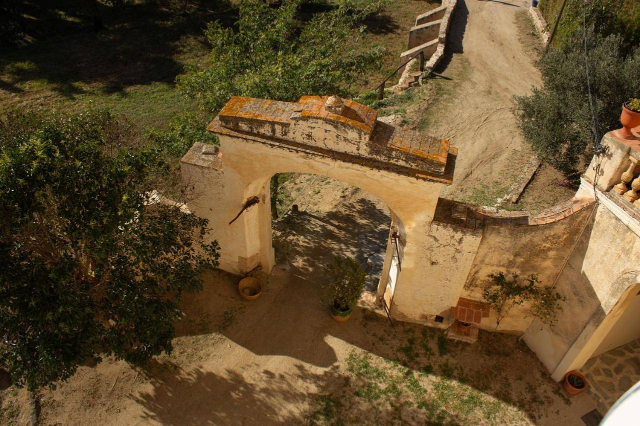 Can Rovira - Stunning Neoclassical Mansion, Just 20 min drive from Barcelona City Center, Ideal for groups and families in Alella, Costa del Maresme