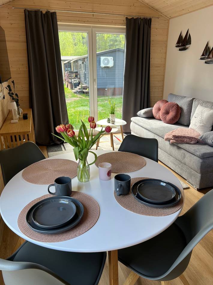 Wohnwagen für 4 Personen, mit Terrasse und Seeblick in Stuer