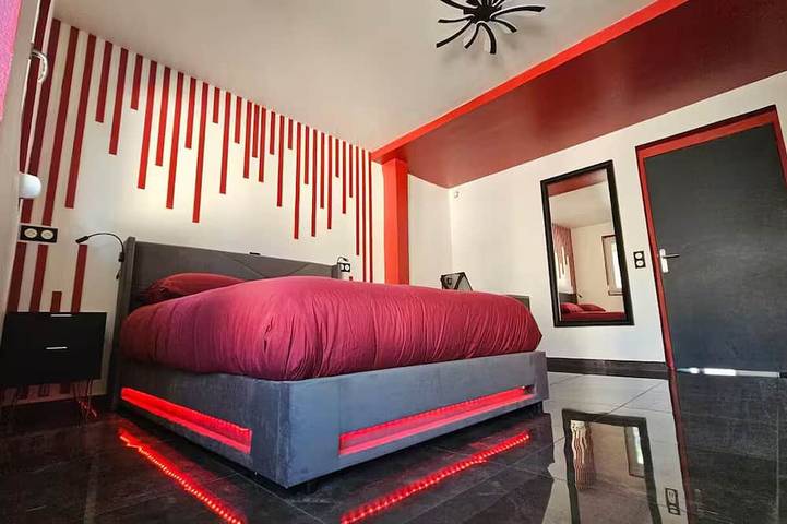 Apartamento entero, La Suite Rouge Near Paris & Stade De France in Drancy, Sena-Saint Denis