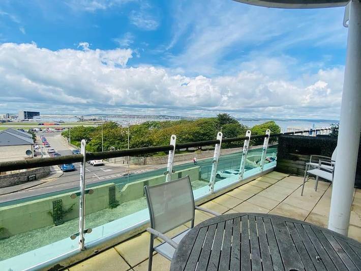 Apartment for 6 people, with pool and hot tub as well as balcony in Isle of Portland