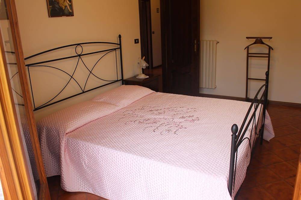 Ganze Wohnung, Apartment in Semi-detached Villa with Garden in Caramagna Ligure, Imperia
