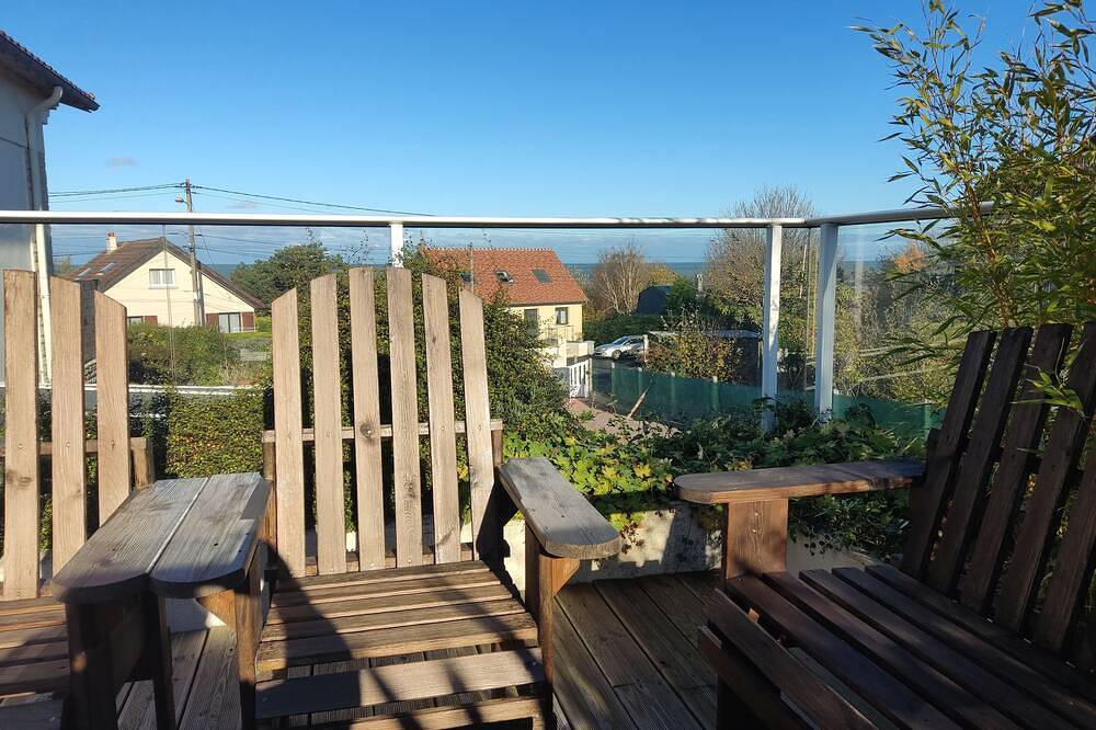 Quiet comfort cottage, sea view, terraces and heated indoor pool in Ver-sur-Mer, Côte de Nacre