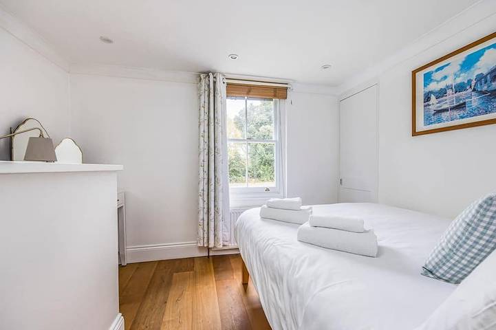 Charming Chichester Home w Garden - Pass The Keys in Chichester, West Sussex