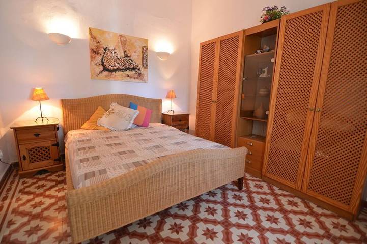 Gîte pour 14 personnes, avec jacuzzi et jardin dans Salir - 4