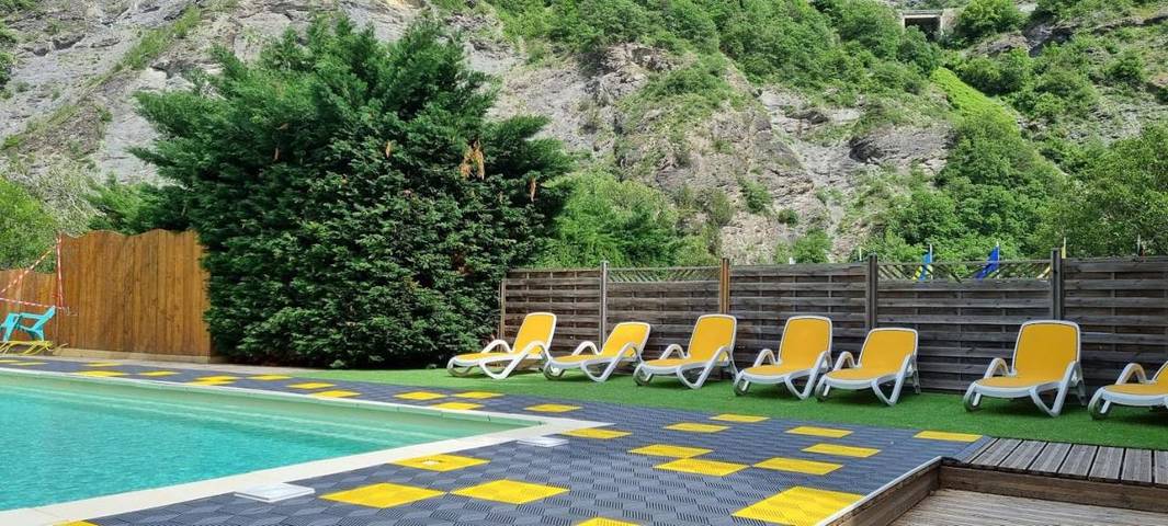 Camping pour 4 personnes, avec Terrasse et Bassin pour enfant ainsi que Piscine et Vue