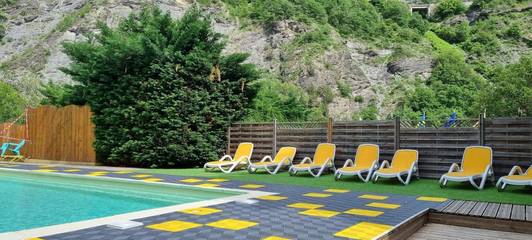 Gîte pour 6 personnes, avec piscine et terrasse ainsi que vue et bassin pour enfant, animaux acceptés à Châteauroux-les-Alpes