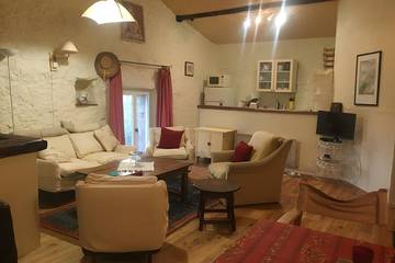 Gîte pour 2 personnes, avec terrasse ainsi que piscine et jardin à Sauzet