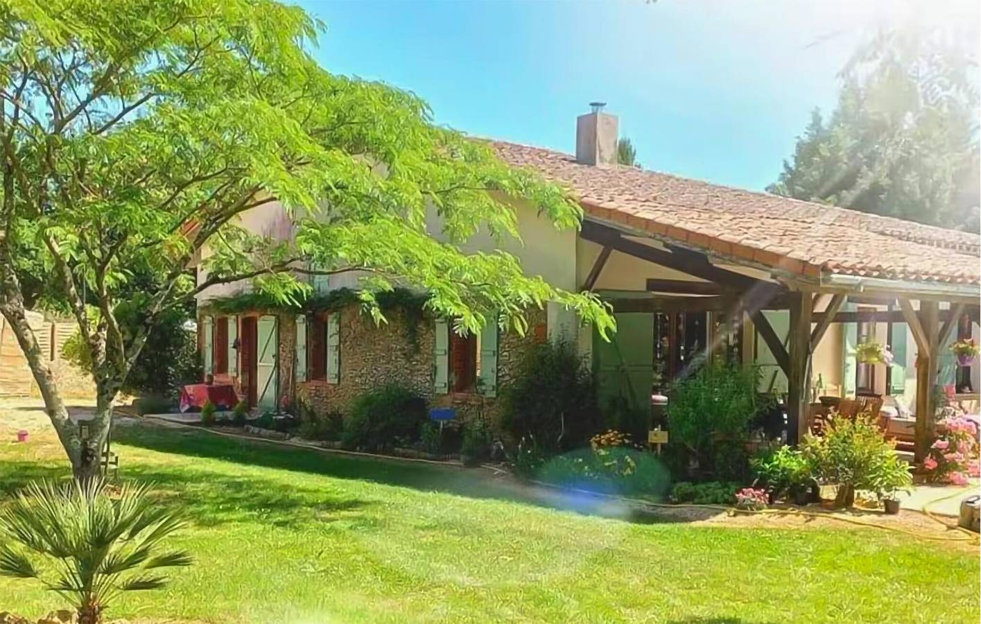 Appartement confortable avec Wi-Fi, piscine, parking et jardin in Mauléon-d'Armagnac, Gers