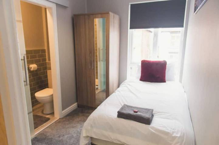 Modern Town Centre House w/ En-Suites & Fast WiFi in Tamworth (Reino Unido), Staffordshire