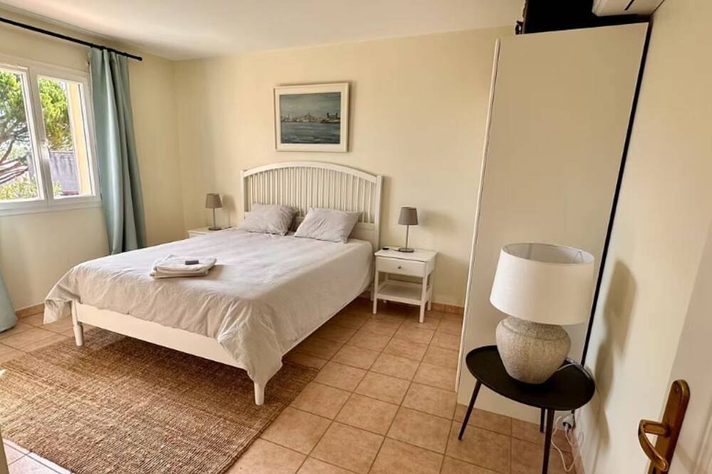 Beautiful vacation home with enclosed garden and private swimming pool in Régusse, Brignoles region