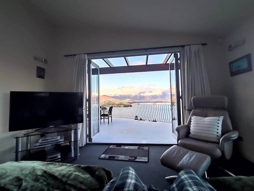 Atemberaubende Aussicht auf den See und die Berge in Queenstown, Otago