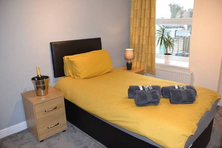Entire apartment, Olive Tree 2 bed Apartment - Stayseekers in Salisbury, Wiltshire