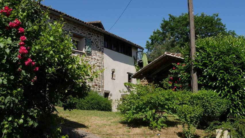 Gîte pour 5 personnes, avec terrasse ainsi que jardin et piscine, animaux acceptés dans Viazac