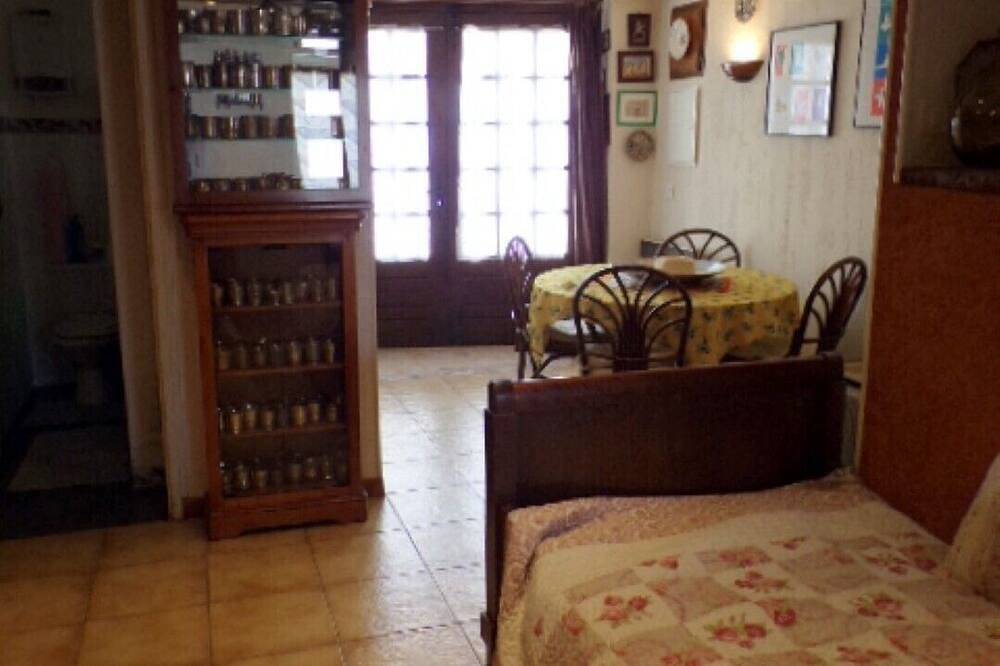 Appartement entier, T2 39m² piscine jacuzi in Saint-Martin-de-Brômes, Alpes-de-Haute-Provence