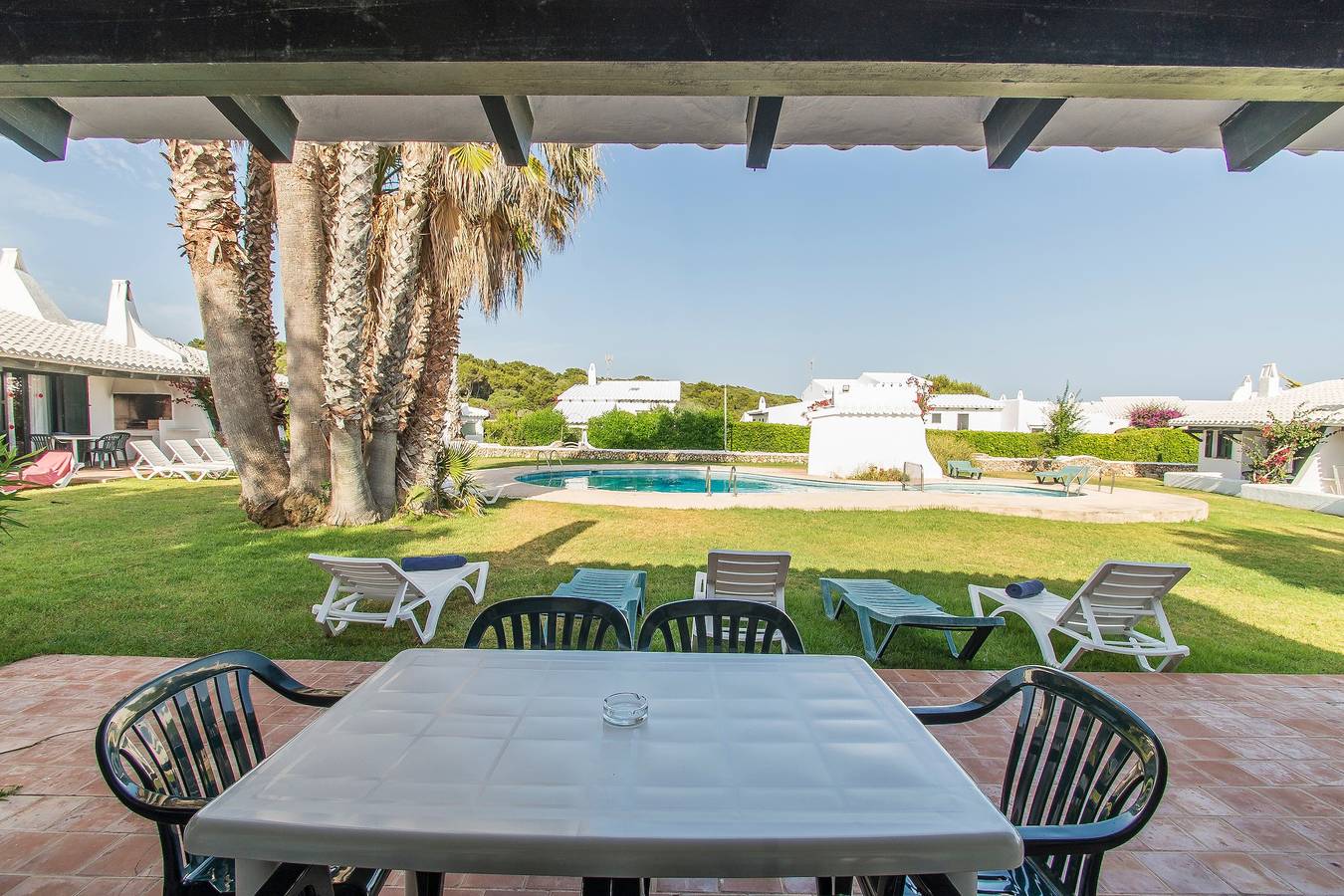 Schönes Ferienhaus in Wohnanlage mit Pool, Wlan, Terrasse und Liegewiese in Binisafuller Platja, Sant Lluís