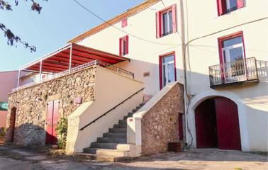 Gîte pour 11 personnes, avec piscine ainsi que terrasse et jardin à Faugères