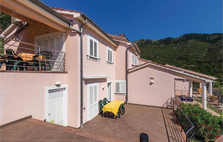 Apartamento vacacional entero, Acogedor apartamento frente al mar con piscina y terraza, a 1,5 km de la playa de Sv. Ivan in Moscenicka Draga, Opatija Riviera