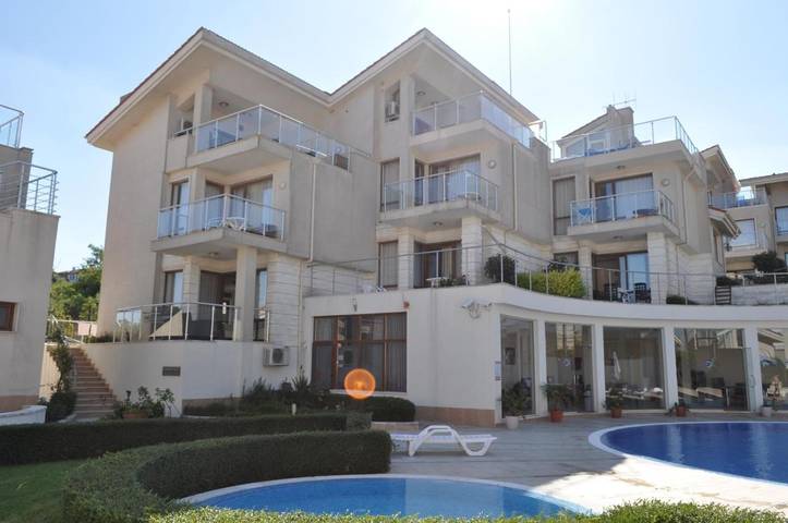 Villa für 7 Personen, mit Balkon und Whirlpool sowie Terrasse und Pool in Bulgarien
