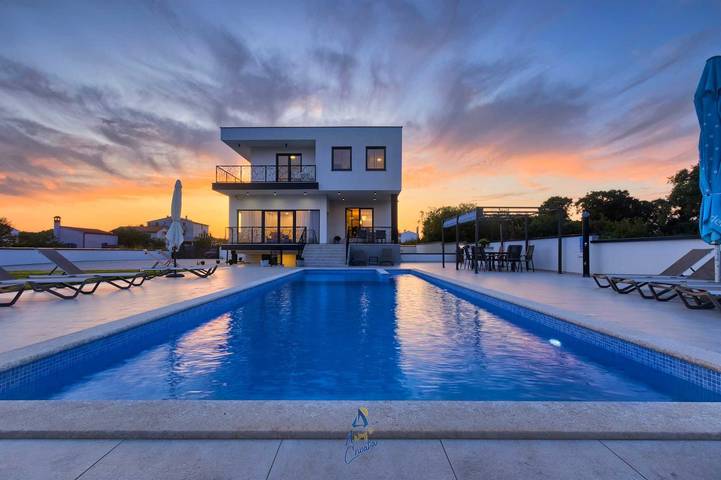Modern 6-Br villa for 12+2 with pool close to Pula in Pula-Medulin, Pula