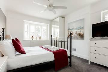 Holiday Home for 14 People in Christchurch, South West England, Photo 1