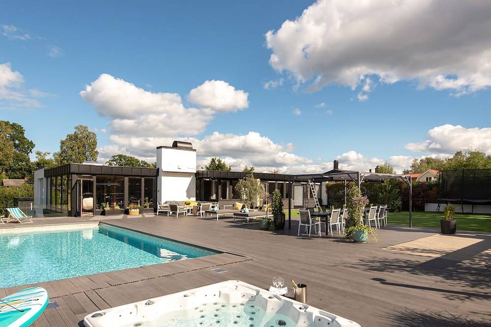 540 m 2 Luxus-Design-Haus am See mit Pools in Tyresö, Schwedische Ostsee