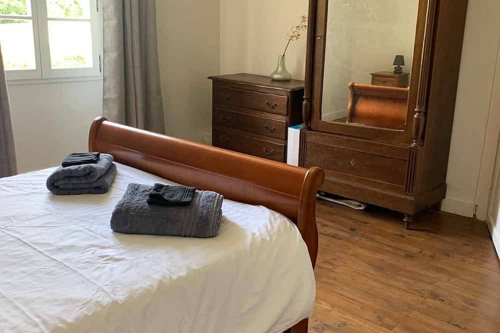 Beautiful country house with private garden and heated swimming pool in Dampierre-sur-Boutonne, Région de Saint-Jean-d'Angély