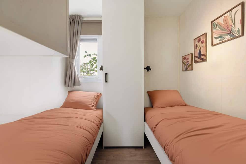 Spacious Chalet near beach and harbor on 5-star park De Kuilart on the Frisian Lakes in Ijsselmeer
