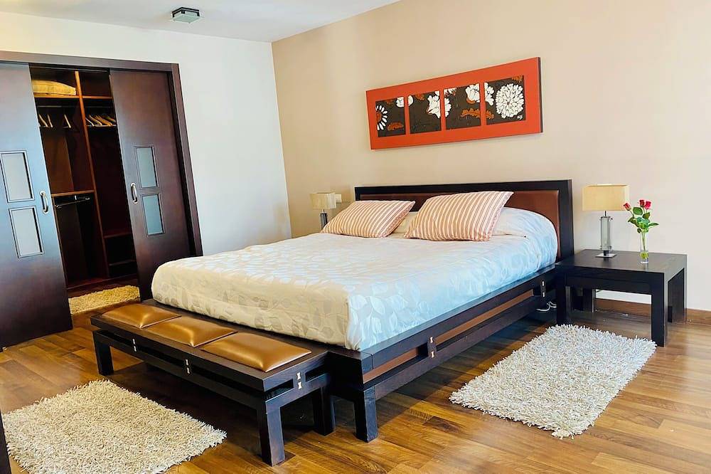 Modern villa with pool and garden. Just a few steps from the subway station. in Montequinto, Dos Hermanas