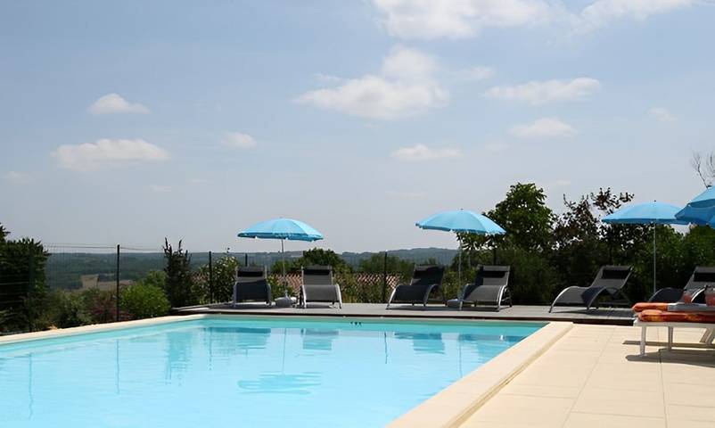 Gîte pour 4 personnes, avec jardin ainsi que terrasse et piscine
