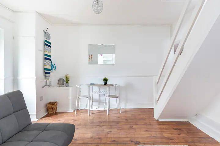 Entire holiday apartment, Cheerful Maisonette in the heart of Orrell Park in Liverpool, Merseyside