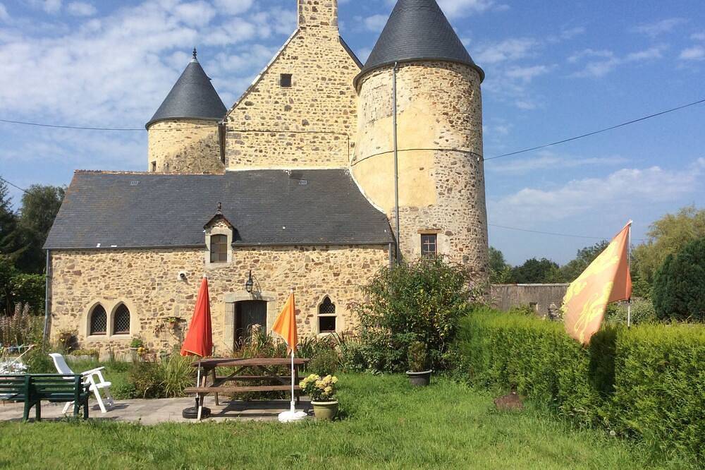 Gîte dans la dépendance d'un manoir du Xvième in Lestre, Région de Cherbourg