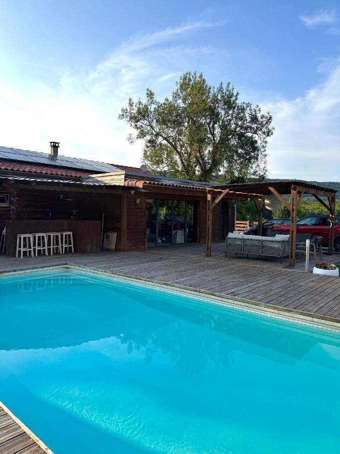 Villa pour 12 personnes, avec Jacuzzi et Terrasse ainsi que Jardin et Piscine
