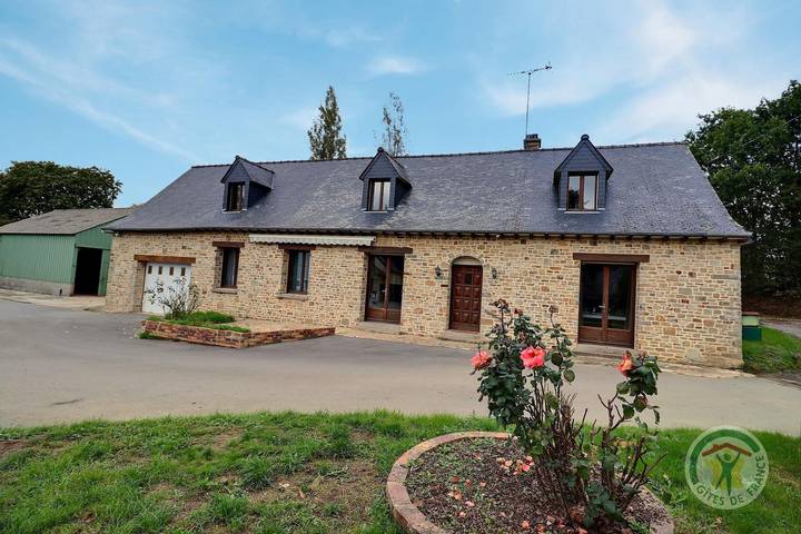 Gîte pour 10 personnes, avec jacuzzi et terrasse ainsi que jardin et sauna, animaux acceptés dans Landavran
