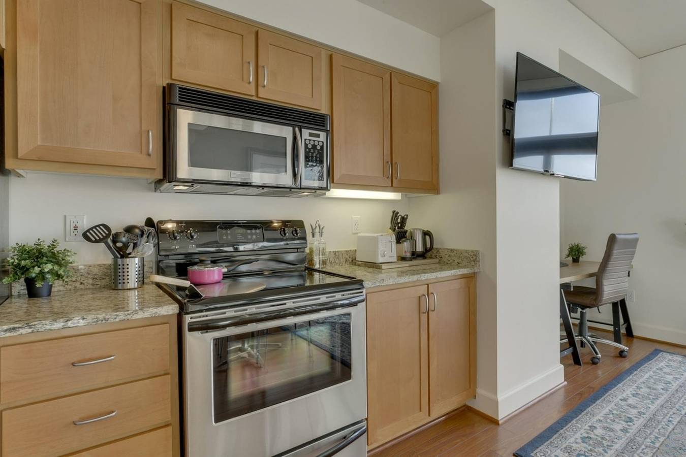 Entire apartment, Modern, Upgraded Apartment - fast wifi and free parking! in Portland, Multnomah County