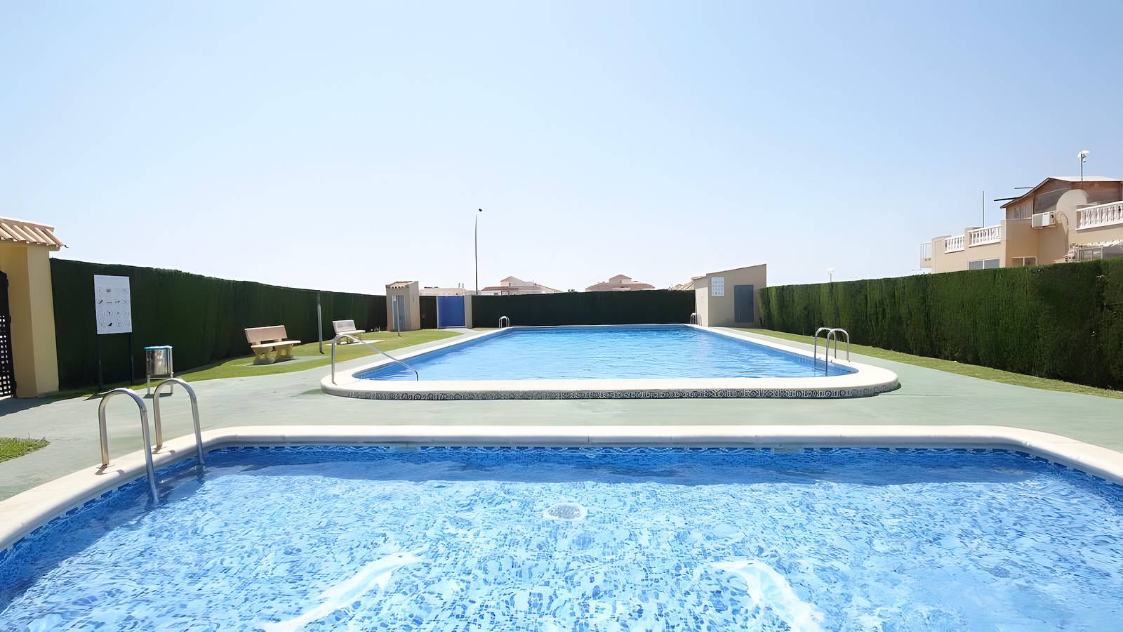 Entire apartment, Apartment 'Jardin Del Mar Paraje Natural' with Lake View, Shared Pool and Air Conditioning in Torrevieja, Costa Blanca