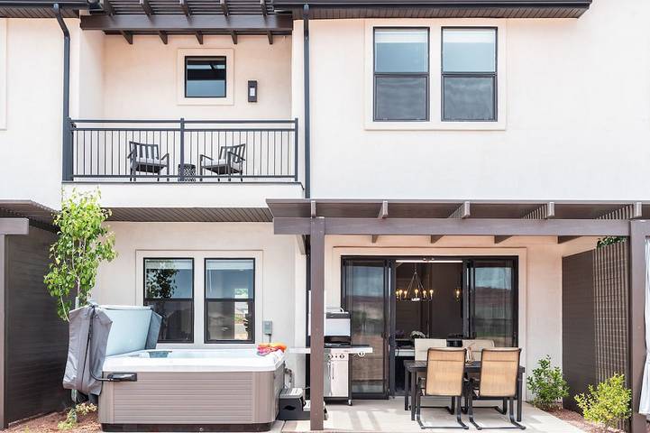 Ferienhaus für 9 Personen, mit Pool und Whirlpool sowie Balkon - 1