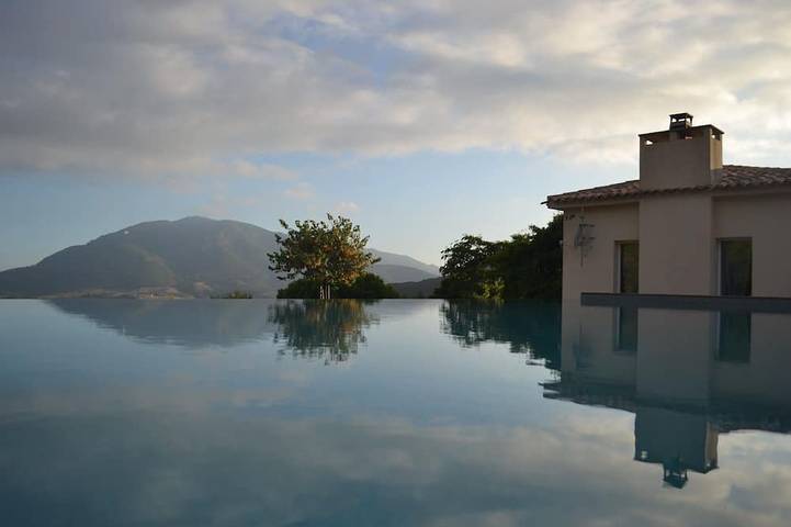 Location de vacances pour 10 personnes, avec balcon et jardin à Alata