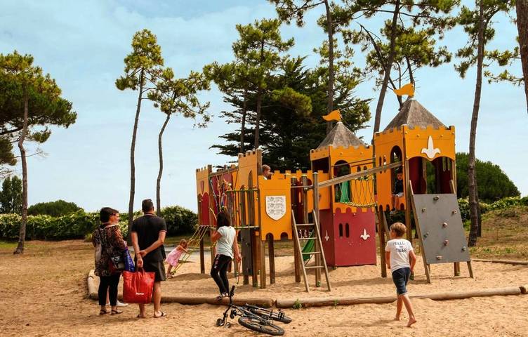 Camping pour 4 personnes, avec terrasse, animaux acceptés à Le Bois-Plage-en-Ré - 4