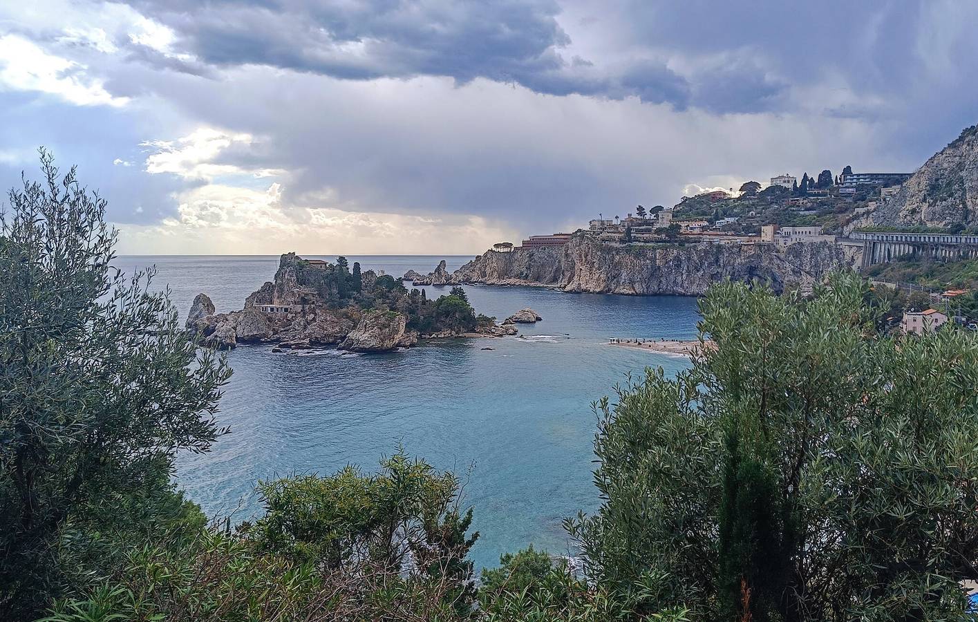 Gemütliche 90 m² große Ferienwohnung mit Meerblick, WLAN, Parkplatz und Zugang zum Strand in Mazzarò, Taormina