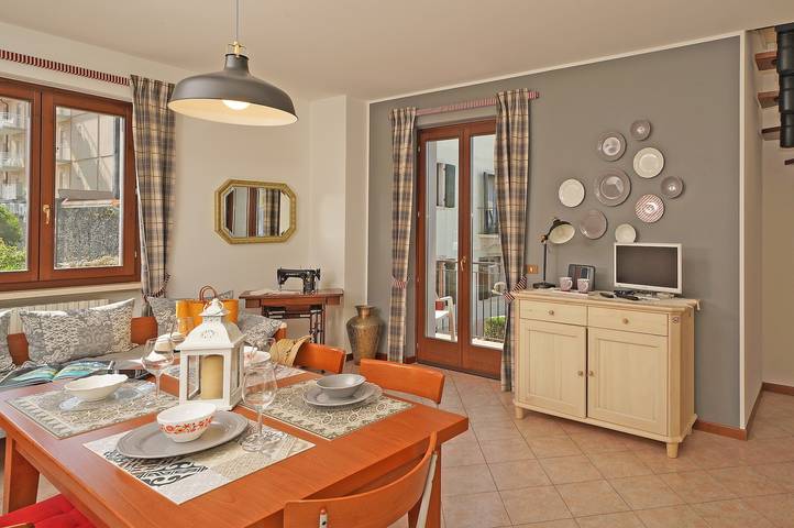 Appartement entier, Appartement de vacances "Torri Centro" lumineux et central in Torri del Benaco, Montagnes autour du lac de Garde