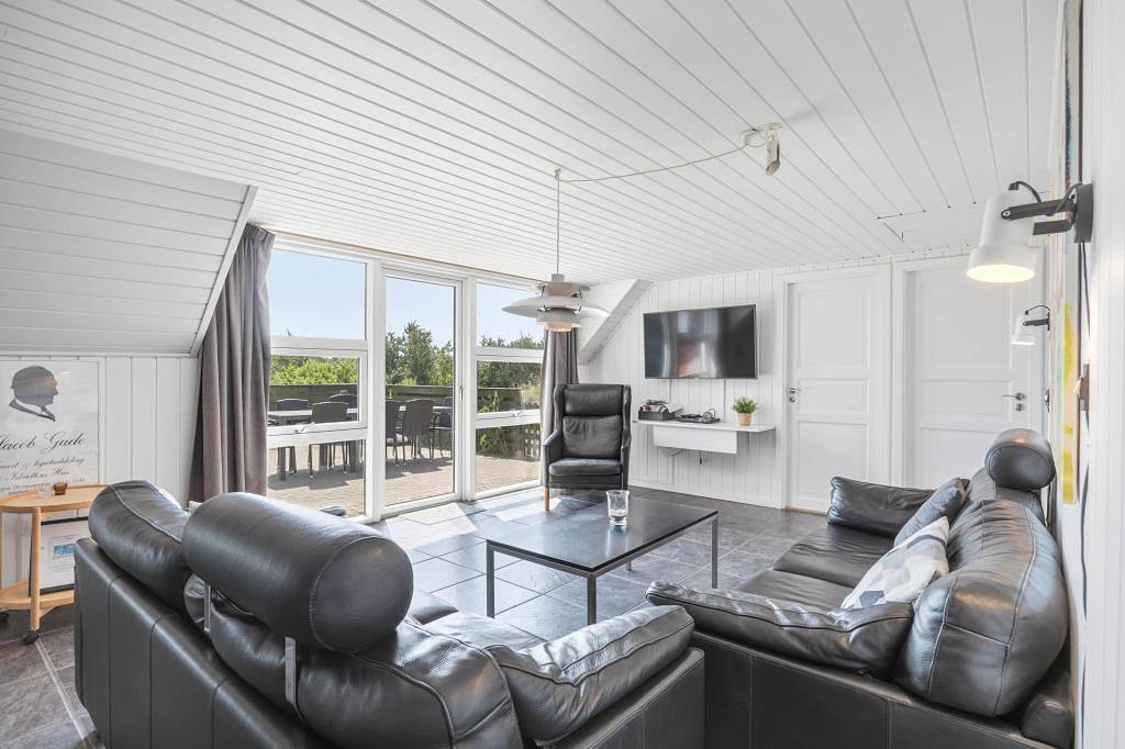 Großzügiges Ferienhaus mit Pool für 8 Personen & 2 Hunde in Sønderho, Wadden Sea National Park