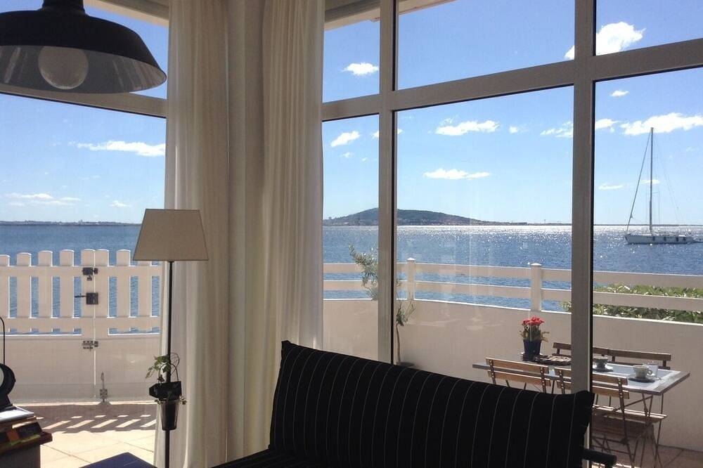 Ganze Wohnung, Luxurious waterfront studio (3 meters from the pond) - unique location in Mèze, Côte d'Améthyste