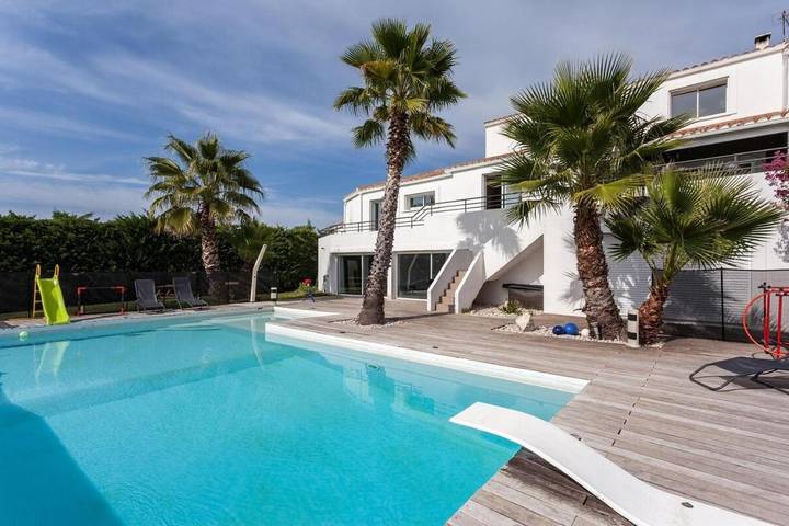 Maison de vacances pour 12 personnes, avec terrasse ainsi que vue et piscine, animaux acceptés