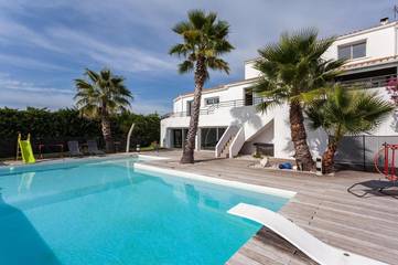 Location de vacances pour 12 personnes, avec terrasse ainsi que vue et piscine, animaux acceptés à Juvignac